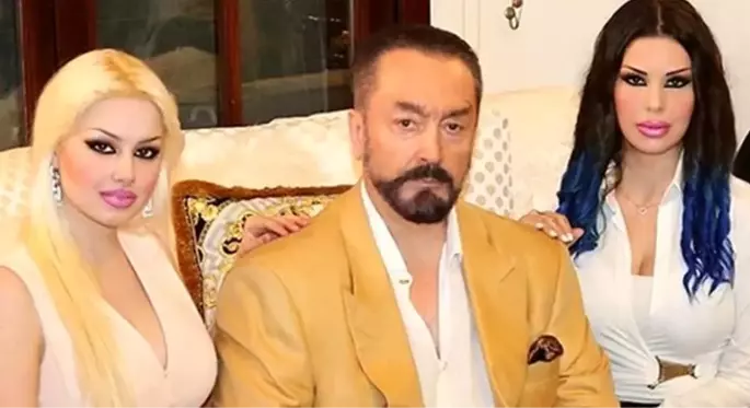 Adnan Oktar kendisine gülümseyen kediciklere: Maşallah