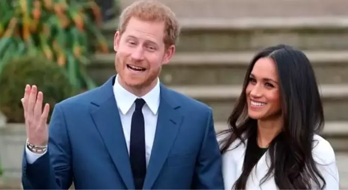 Prens Harry'nin eşi Meghan Markle cami ziyareti için başörtü taktı