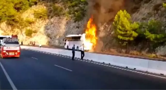 Yolcu otobüsü, yol kenarında cayır cayır yandı