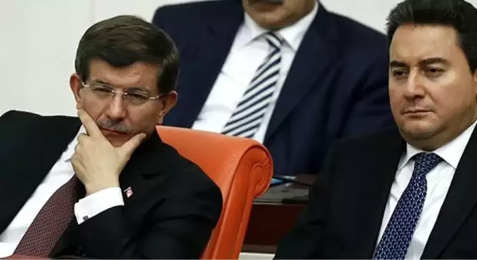 Parti kuracaklarını açıklayan Ali Babacan ve Ahmet Davutoğlu cenazede buluştu