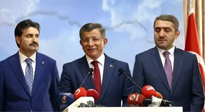 Davutoğlu ile görüşen Ufuk Uras partisinden istifa etti