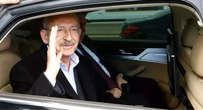 Kemal Kılıçdaroğlu, otostop çeken öğrencileri minibüsüne aldı