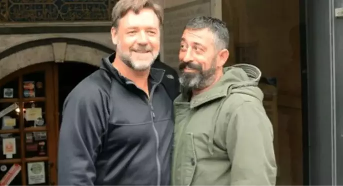 Ünlü aktör Russel Crowe'dan tebrik mesajı alan Cem Yılmaz yaptığı yorumla olay oldu