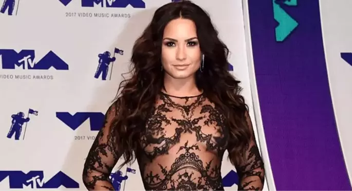 Yıldız şarkıcı Demi Lovato'nun internete çıplak fotoğrafları sızdırıldı