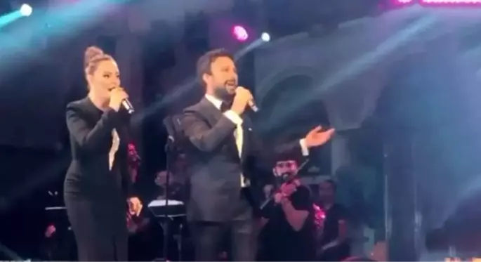 Modacısının düğününe katılan Megastar Tarkan'ın Ebru Gündeş'le yaptığı düet geceye damga vurdu