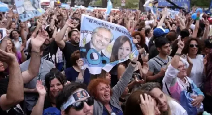 Ekonomik krizle boğuşan Arjantin'de seçimi merkez solun adayı Alberto Fernandez kazandı