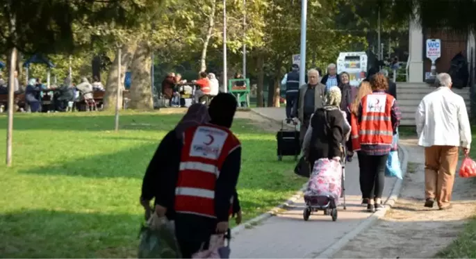 Bursa'da Kızılaylı gençler, pazardan alışveriş yapan yaşlıların eşyalarını evine kadar taşıdı