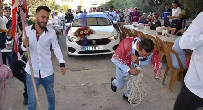 Damat, 1,5 tonluk gelin arabasını 100 metre çekerek baba evine götürdü