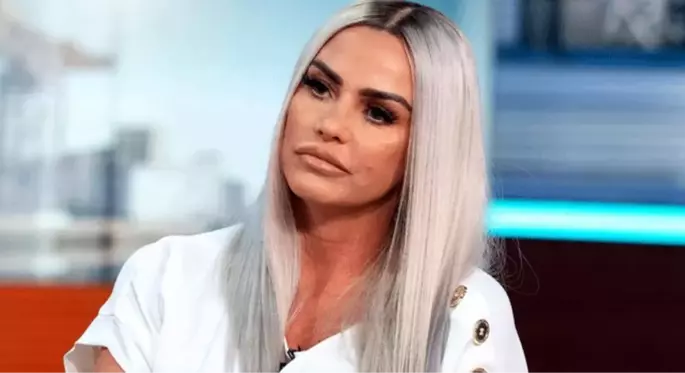 İngiliz televizyon yıldızı Katie Price, sokakta sütyensiz gezerek estetikli göğüslerini sergiledi