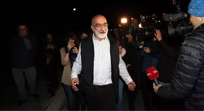 Gazeteci Ahmet Altan Silivri Cezaevi'nden tahliye edildi