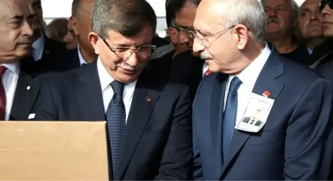 Davutoğlu ve Kılıçdaroğlu, Mümtaz Soysal'ın cenazesinde yan yana saf tuttu