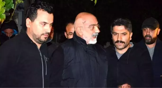 Ahmet Altan, gözaltı için gelen polislere 