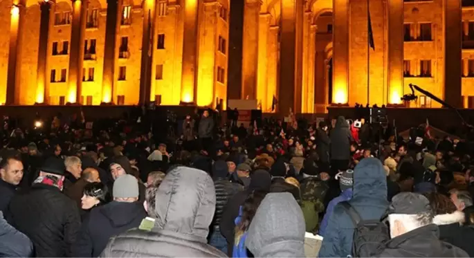 Gürcistan'da güvenlik güçleri, parlamentoyu kuşatan protestoculara müdahale etti