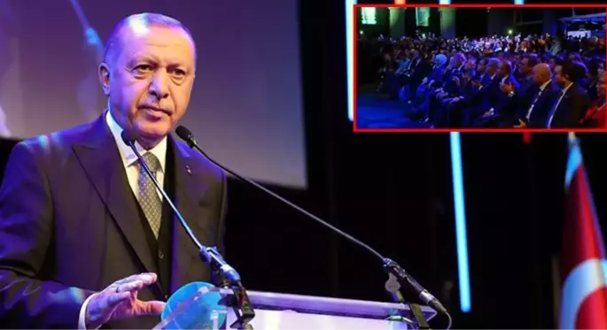 Cumhurbaşkanı Erdoğan, Erdem Bayazıt'ın şiirini okuduktan sonra salonda alkış tufanı koptu