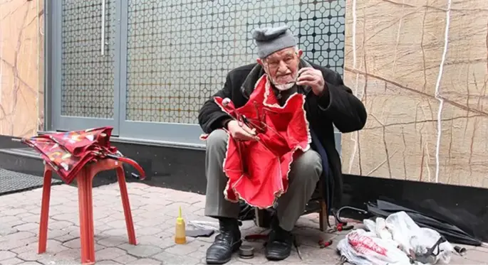 90 yaşındaki dede gözlük kullanmadan şemsiye tamir ediyor