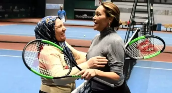 Hülya Avşar, tenis turnuvasında 67 yaşındaki Durdu Teyze ile maça çıktı