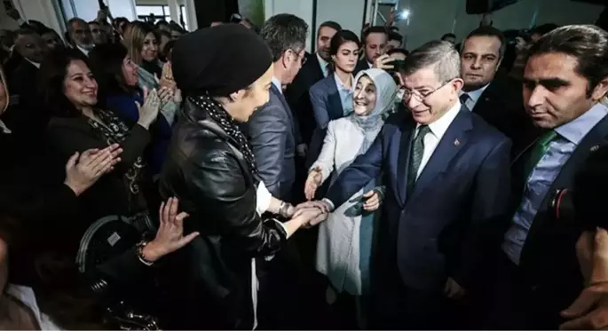 Ahmet Davutoğlu ile Nihal Olçok el ele poz verdi