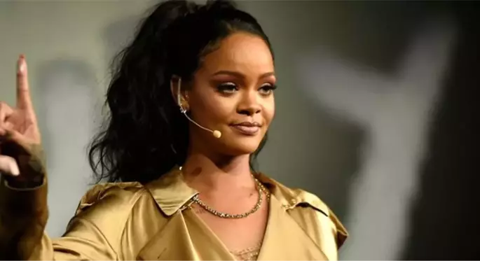 Şarkıcı Rihanna, göğüslerini sallayarak dans etti