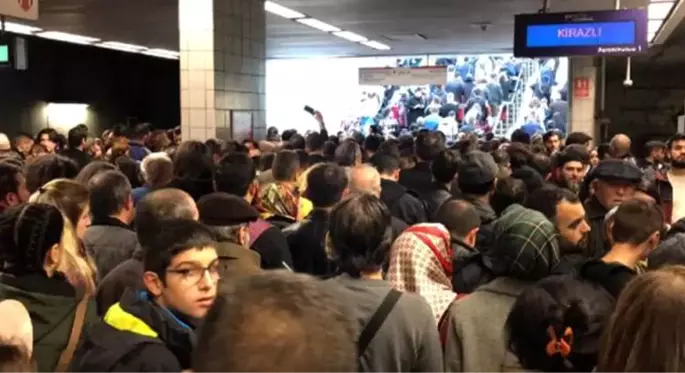 İstanbul'da saatlerdir duran metro seferleri sonrası vatandaş bilgi alacak muhatap bulamadı