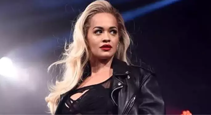 Ünlü İngiliz şarkıcı Rita Ora'nın iç çamaşırlı pozu binlerce beğeni aldı