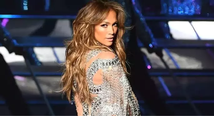 Jennifer Lopez, pembeler içinde! Kusursuz fiziğiyle dikkat çekti