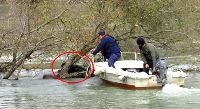 Babası, kayıp gencin cesedini kolundaki dövmeden teşhis etti