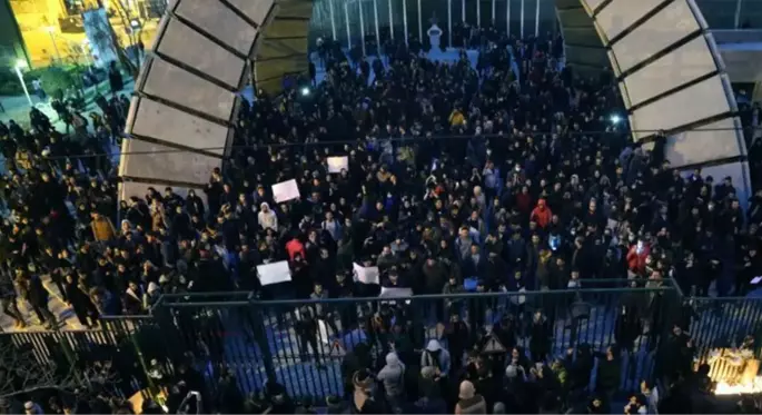 İran'daki protestolarda eylemcilerin ABD ve İsrail bayraklarına basmaması dikkat çekti