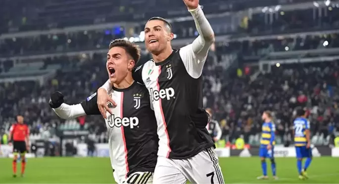 Cristiano Ronaldo, yanlışlıkla Dybala'yı dudağından öptü