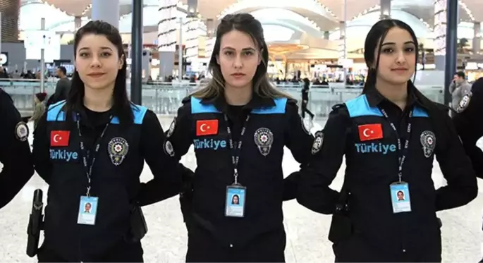 Pasaport polisleri yeni kıyafetlerini giydi! 'Turkey' yazısı 'Türkiye' olarak değiştirildi