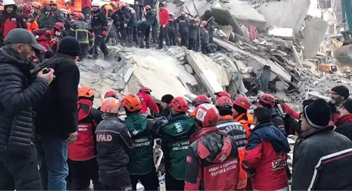 Son dakika: Depremden 12 saat sonra enkaz altından çıkarılan 12 yaşındaki çocuk vefat etti