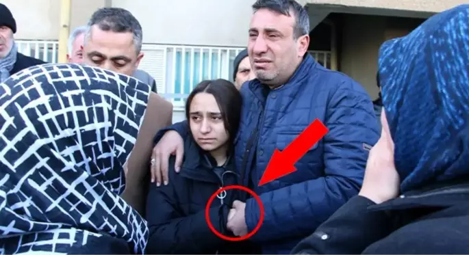 Depremde elini tutamadığı için oğlu ölen baba, kızının elini bir an olsun bırakmadı