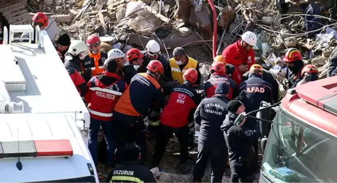 Son dakika: Deprem sonrası yoğun bakıma alınan hastaların durumunun kritik olmadığı açıklandı