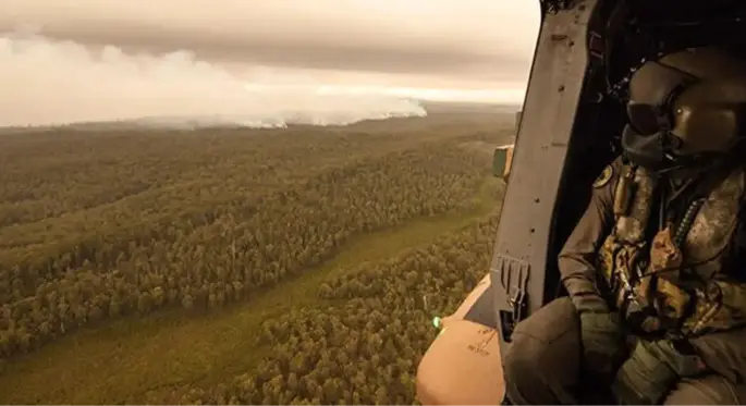 Avustralya'da yangın söndürmeye giden helikopterin ışıkları başka bir yangına sebep oldu