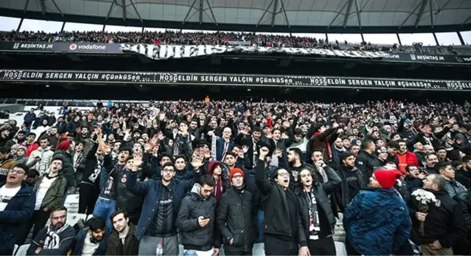 Beşiktaşlı taraftarlar, Sergen Yalçın'ın imza töreninde Fikret Orman aleyhine bağırdı