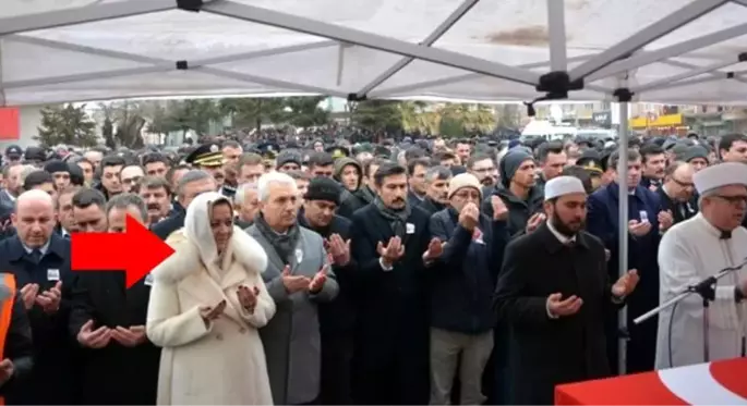 Şehit cenazesine İYİ Partili vekilin fotoğraf çektirme merakı damga vurdu