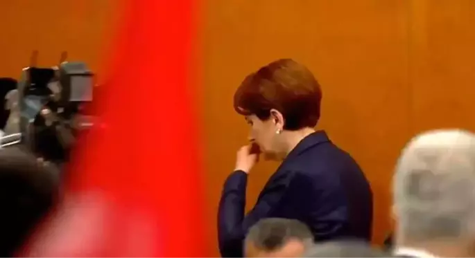 Meral Akşener, parti grubunda kürsüden ağlayarak indi