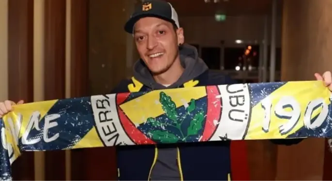 Fenerbahçeliler FIFA 22'nin kapağı için Mesut Özil'i birinci yapsa da EA, Mbappe'yi seçti