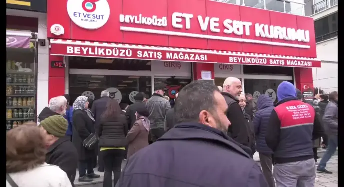 İstanbul Beylikdüzü'nde Ucuz Et İçin Uzun Kuyruklar Oluşuyor