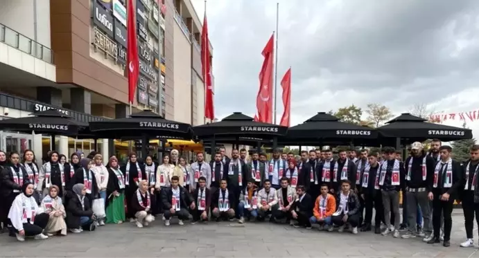 Erzurum AK Parti Gençlik Kolları Starbucks Şubesinde Filistin Atkılarıyla Yer Kapatma Eylemi Gerçekleştirdi