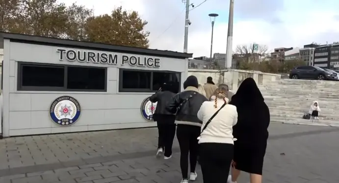 Taksim'de Bayrak Dağıtan Kadınlar Para Toplarken Yakalandı