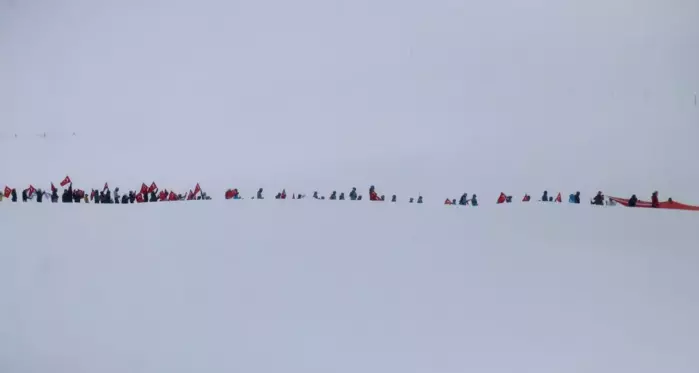 Erciyes'te kayakçılar şehitler anısına dev Türk bayrağı ile kayak yaptı