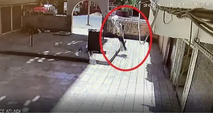 Misafir olarak gittiği evde tartıştığı kişi silah çekince 7'nci kattan atladı! O anlar kamerada