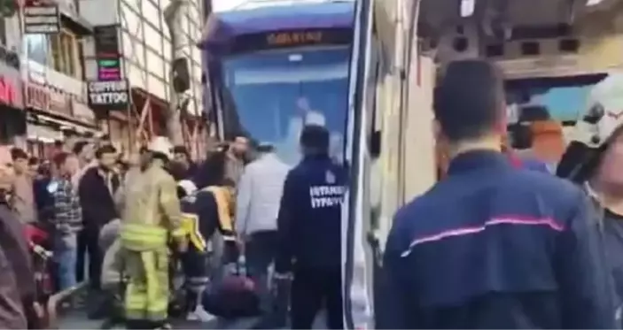 Sultanahmet'te tramvay yayaya çarptı, seferler durdu