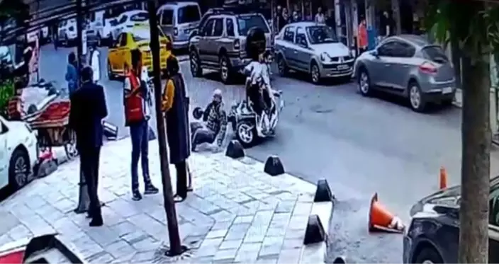 Motosikletin yaşlı adama çarptığı anlar kamerada