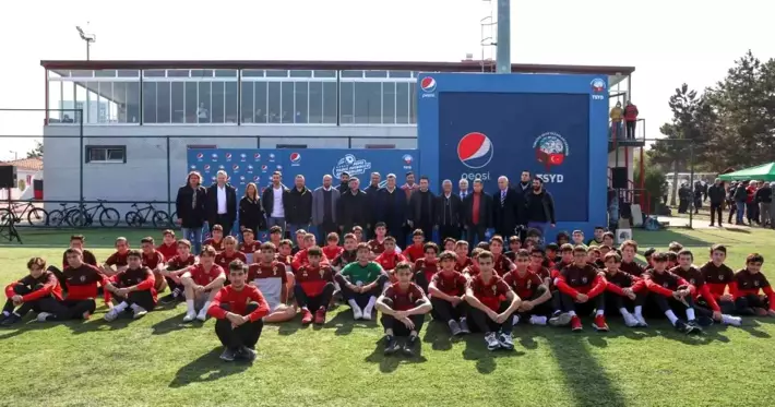 Futbolun efsaneleri Pepsi 'Yıldız Futbolcu Seminerleri' kapsamında Eskişehir'deydi