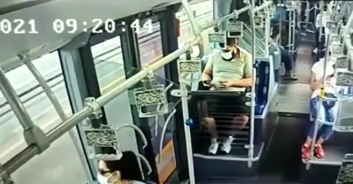 Metrobüste cep telefonu hırsızlığı kamerada