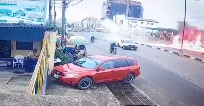 Nijerya'da eğitim uçağı trafiğin yoğun olduğu caddeye. Alev topuna dönen uçakta bulunan iki kişi sağ kurtuldu