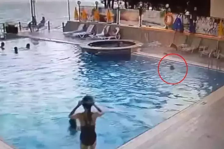 9 yaşındaki Ali onca kişinin önünde havuzda boğuldu