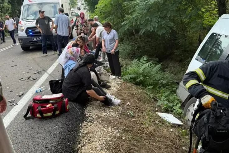 Ordu'da minibüs ile otomobil çarpıştı: 16 yaralı