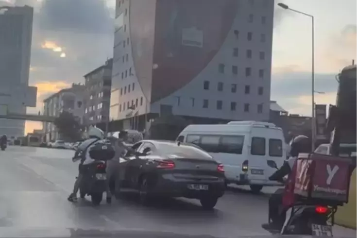 Trafikte acımasız saldırı! Defalarca yumrukladı